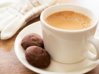 チョコレートクッキーを添えたホットコーヒー