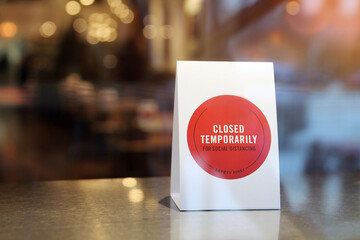 Close-up closed   sign in the window of a restaurant  displaying the message 