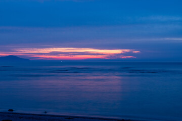 Plakat 海岸から見る夕陽と水平線