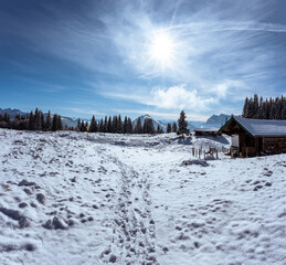 Neuschnee in den bergen beim Taubensee nie Sonne, Wolken und blauem Himmel mit Wald und 'Sonne