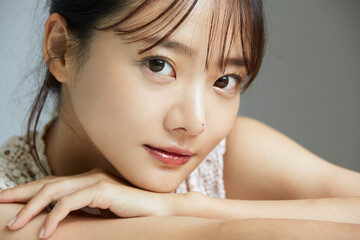 Naklejka premium 若い女性のナチュラルな雰囲気のビューティーポートレート