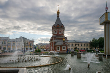 Obraz premium Evening view of the fountain in front of the Alexander Nevsky Chapel in the city of Yaroslavl, Russia.