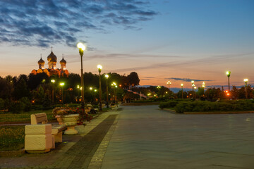 Obraz premium Night view of Strelka Park and the confluence of the Volga and Kotorosl rivers in Yaroslavl