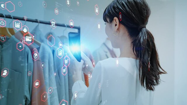スマホで商品をスキャンする女性　AR　RaaS