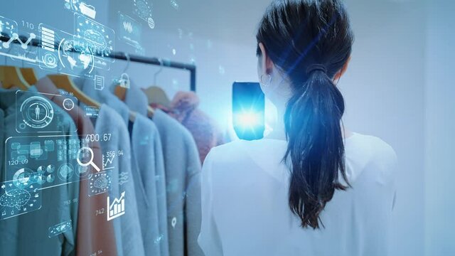 スマホで商品をスキャンする女性　AR　RaaS
