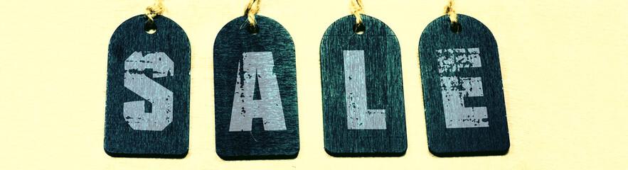 Preisschilder mit dem Wort Sale