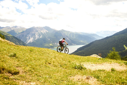 Biken mit blick auf den Reschensee