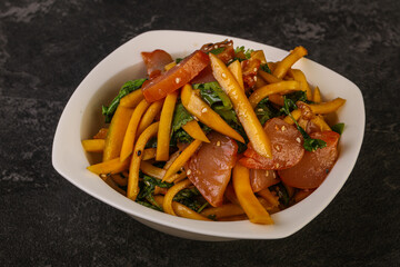 Salad with mango and chicken