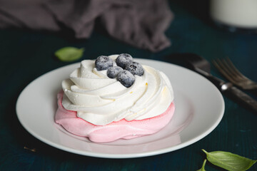 Meringue cake with fresh blueberries