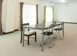 部屋　テーブルとイス