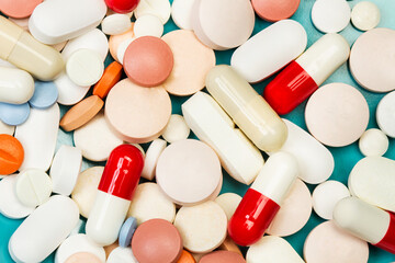 Fármacos, pastillas y medicamentos de diferentes tamaños y colores en primer plano.  Vista...