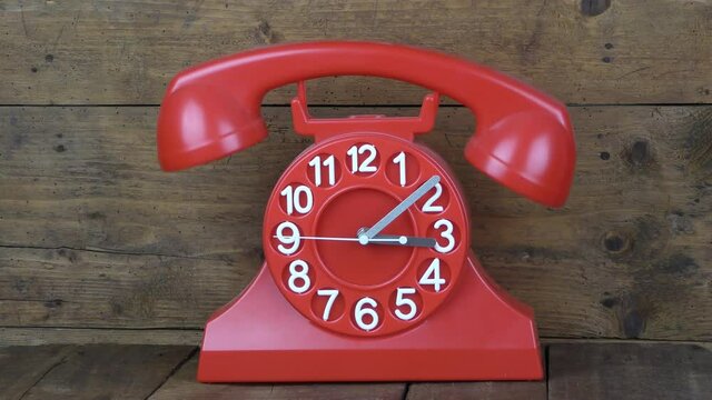 Telefono orologio rosso con dondolio della cornetta.