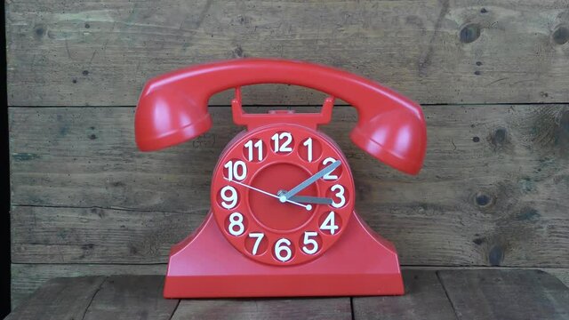 Telefono orologio rosso con dondolio della cornetta.