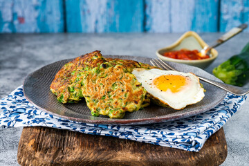 Courgette and green peas fritters