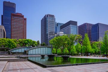 Obraz na płótnie Canvas 青空が広がる和田倉噴水公園と丸の内ビル街、コロナ騒ぎで噴水稼働停止