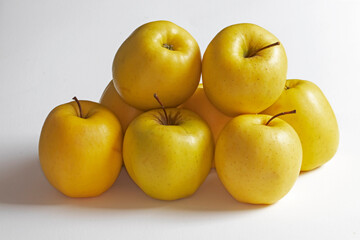 Pommes golden sur fond blanc