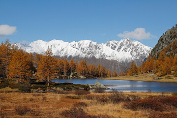 Fototapeta na wymiar Lake of Arpy in seasonal autumn colors