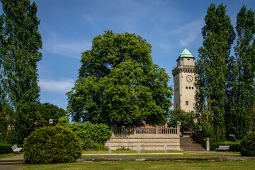Fototapeta na wymiar Bau- und Gartendenkmal: der Ludolfingerplatz mit dem Turm des ehemaligen Kasinos in Berlin-Frohnau
