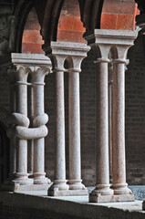 Fototapeta premium Abbazia di Chiaravalle della Colomba - colonnine del chiostro, Piacenza 