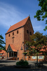 Gebaut im Stil einer romanischen Wehrkirche: die evangelische Johannes-Kirche in Berlin-Frohnau