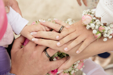 Familie am Hochzeitstag zeigt Zusammenhalt und einen schönen Brautstrauss 