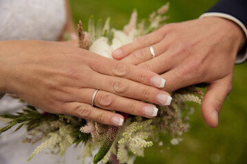 Brautpaar pr&auml;sentiert Eheringe H&auml;nde