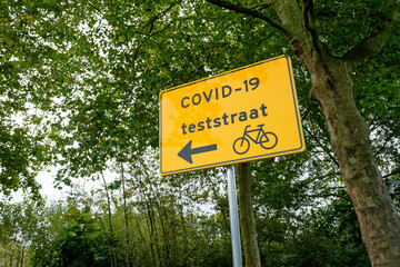 Street sign directing to COVID-19 test street location (Dutch language: "COVID-19 test street")