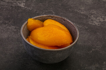 Sweet mango slices in syrop