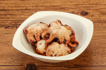Grilled octopus in the bowl