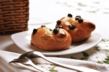 Little baked rolls with dried graphs 