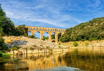 Fototapete Pont du Gard Der Fluß und sein Wahrzeichen: Gardon mit Pont du Gard