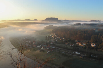 basteiblick elbsandsteingebirge sächsische schweiz bastei luftbild morgengrauen nebel morgensonne...