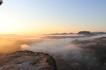 basteiblick elbsandsteingebirge sächsische schweiz bastei luftbild morgengrauen nebel morgensonne...