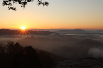basteiblick elbsandsteingebirge sächsische schweiz bastei luftbild morgengrauen nebel morgensonne...