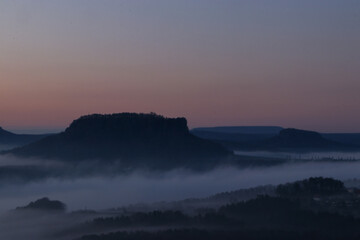 basteiblick elbsandsteingebirge sächsische schweiz bastei luftbild morgengrauen nebel morgensonne...