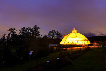 Obraz premium Stockholm, Sweden The Bergianska Gardens or greeenhouses lit up at night.