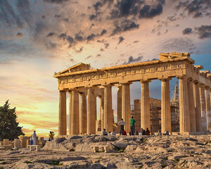 Obraz premium tourists admiring Parthenon antique temple and scenic sunset on Acropolis of Athens, Greece