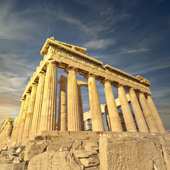 Obraz premium Parthenon antique temple and scenic sky on Acropolis of Athens, Greece