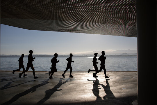 gente corriendo el domingo por la ma&ntilde;ana (las personas no son reconocibles por haberse transformado su cara)