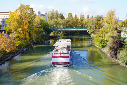 Ausflugsbootfahrt auf dem Donaukanal im Herbst, gute Zeit für eine Bootstour