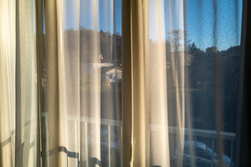 soleil au travers des rideaux