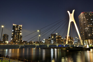 夕方の隅田川に架かる中央大橋