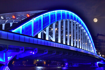 満月の夜に青く光る隅田川に架かる永代橋