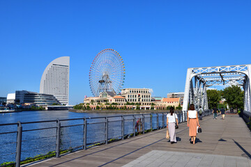 Fototapeta premium 横浜みなとみらい汽車道を歩く二人の女性