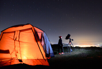 Young woman fond of astronomy observing through her telescope © Julián Maldonado