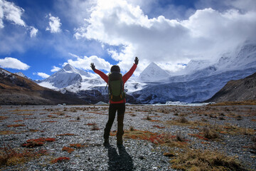 Obraz premium Woman hiker hiking in winter mountains