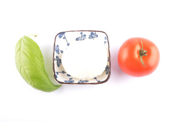 Mozzarella, Basilikum und Tomate auf weiss