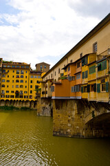 Obraz premium Die Ponte Vecchio Brücke über den Fluss Arno in Florenz