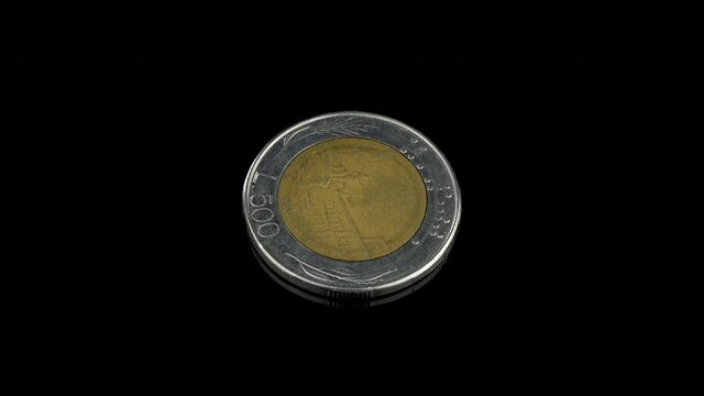 Italian 500 Lire coin representing a view of the Piazza del Quirinale, Rome, year 1983