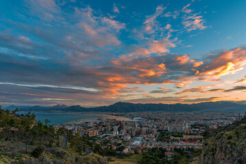 Vista panoramica dal Monte Pellegrino sulla città di Palermo al crepuscolo, Sicilia